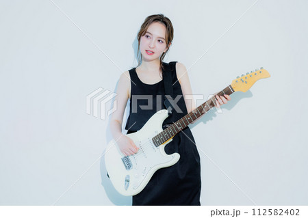エレキギターを弾く女性　　 112582402