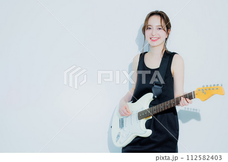 エレキギターを弾く女性 エレキギターを弾く女性 112582403