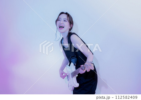 エレキギターを弾く女性 エレキギターを弾く女性 112582409