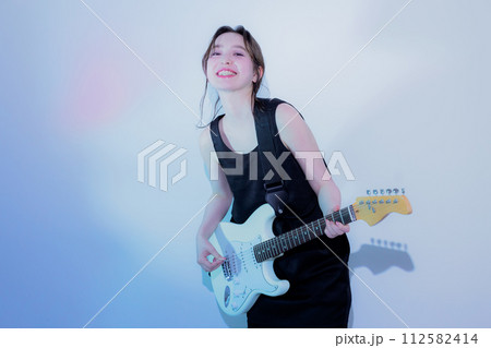 エレキギターを弾く女性　　 112582414