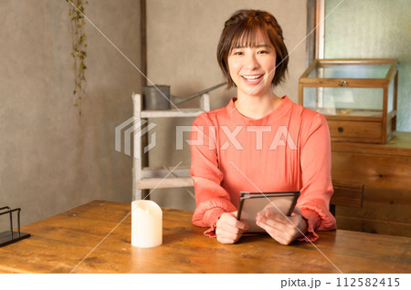 カフェでメニューを選ぶ女性 カフェでメニューを選ぶ女性 112582415