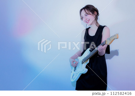 エレキギターを弾く女性 エレキギターを弾く女性 112582416