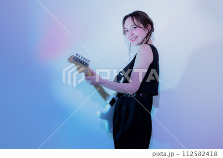 エレキギターを弾く女性 エレキギターを弾く女性 112582418