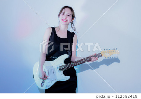エレキギターを弾く女性　　 112582419
