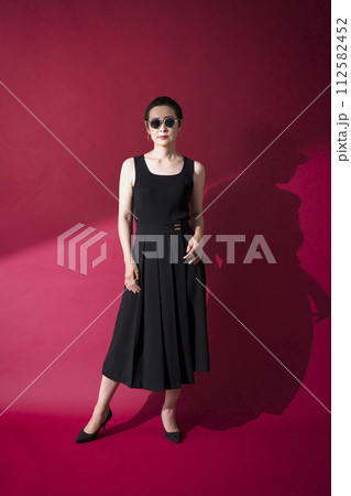 黒いワンピースの女性 黒いワンピースの女性 112582452