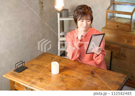 カフェでメニューを選ぶ女性　 112582485