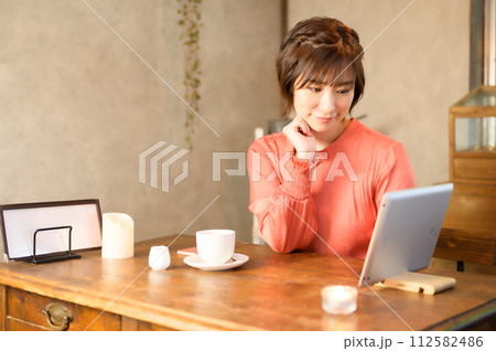 カフェでメニューを選ぶ女性　 112582486