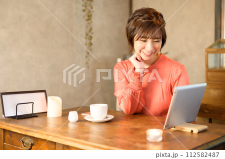 カフェでメニューを選ぶ女性　 112582487