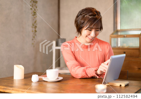 カフェでメニューを選ぶ女性 カフェでメニューを選ぶ女性 112582494
