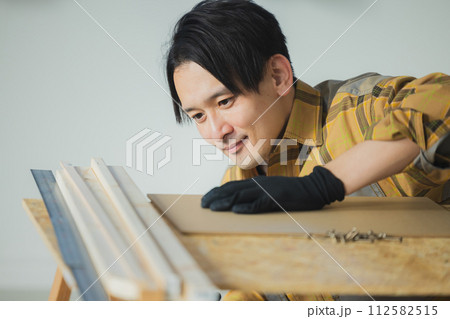 電動ドライバーで作業する若い男性 112582515