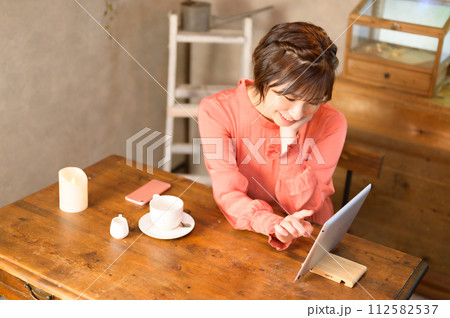 カフェでメニューを選ぶ女性　 112582537