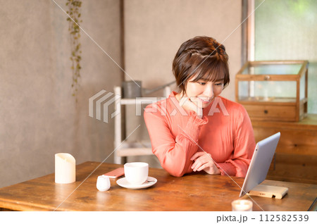 カフェでメニューを選ぶ女性　 112582539