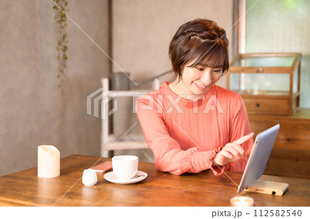 カフェでメニューを選ぶ女性 カフェでメニューを選ぶ女性 112582540