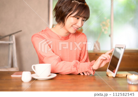 カフェでメニューを選ぶ女性 カフェでメニューを選ぶ女性 112582545