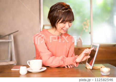 カフェでメニューを選ぶ女性 カフェでメニューを選ぶ女性 112582546