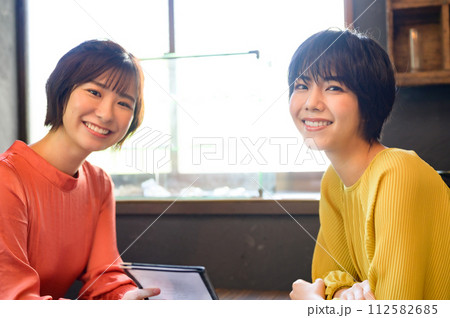 カフェでメニューを選ぶ二人の女性 カフェでメニューを選ぶ二人の女性 112582685