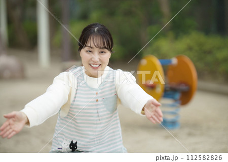 公園で園児を見守る保育士 112582826