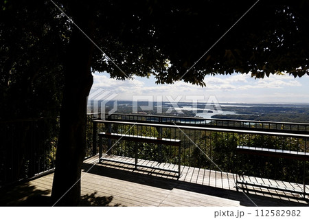 横山展望台の木もれ日テラスから見た英虞湾方面 112582982