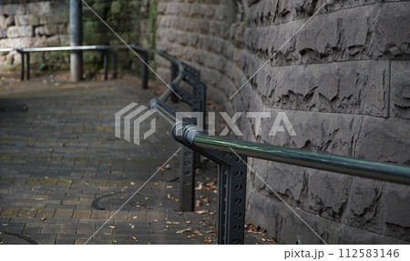 下り階段に設置された手すり 下り階段に設置された手すり 112583146