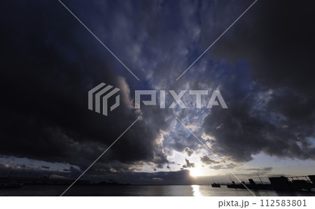 多様な雲が広がった夕空と港・春・超広角・空主体・240309pm 112583801