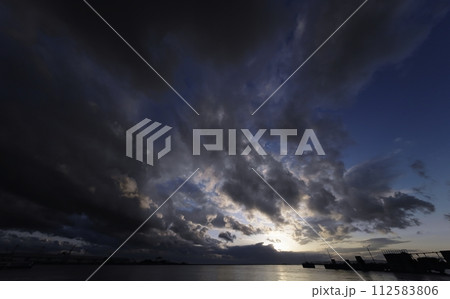 多様な雲が広がった夕空と港・春・超広角・空主体・240309pm 112583806