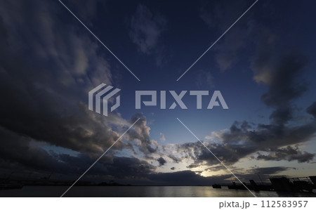 多様な雲が広がった夕空と港・春・超広角・空主体・240309pm 112583957