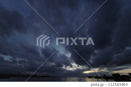 多様な雲が広がった夕空と港・春・超広角・空主体・240309pm 112583963