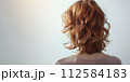 後ろ姿の女性 112584183