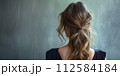 後ろ姿の女性 112584184