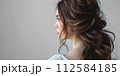 後ろ姿の女性 112584185