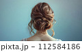 後ろ姿の女性 112584186