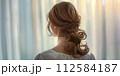 後ろ姿の女性 112584187