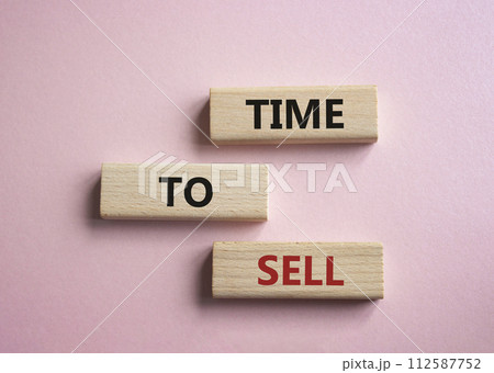 Time to Sell symbol. Concept words Time to Sell on wooden blocks. Beautiful pink background. Business and Time to Sell concept. Copy space. Time to Sell symbol. Concept words Time to Sell on wooden blocks. Beautiful pink background. Business and Time to Sell concept. Copy space. 112587752
