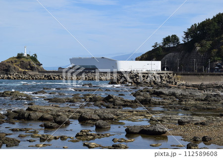加茂海岸周辺の風景 山形県庄内浜 112589608