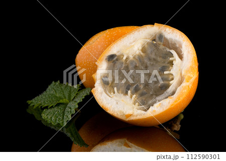 Passion fruit maracuja granadilla 112590301