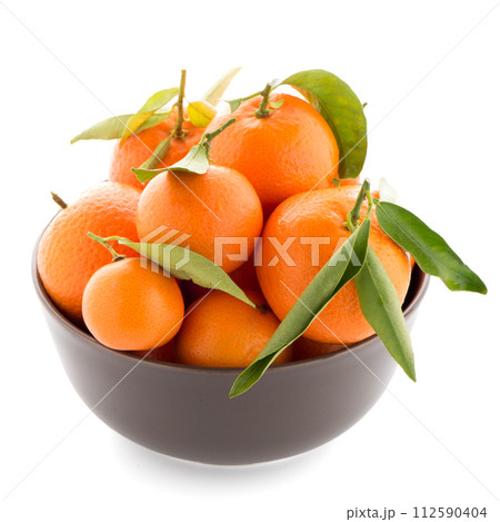 Tangerines on ceramic brown  bowl 112590404