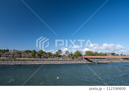 春の宇治川風景 112590600