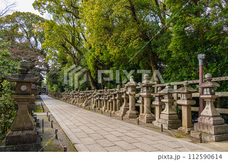石清水八幡宮表参道の石灯籠 112590614