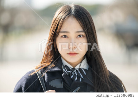 未来を強い眼差しで見つめる女子高校生 未来を強い眼差しで見つめる女子高校生 112590985