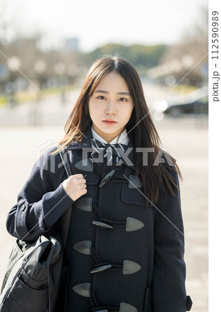 未来を強い眼差しで見つめる女子高校生 未来を強い眼差しで見つめる女子高校生 112590989