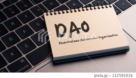 ラップトップに分散化された自律編成という言葉があるメモ帳があります。目を引く画像です。 112591018