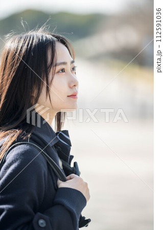 未来を見据える女子高生 112591036