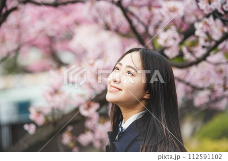 桜の木の下にいる女子高生 112591102