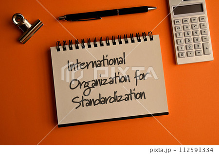 標準化のための国際機関という言葉のノートブックがあります。目を引く画像です。 112591334