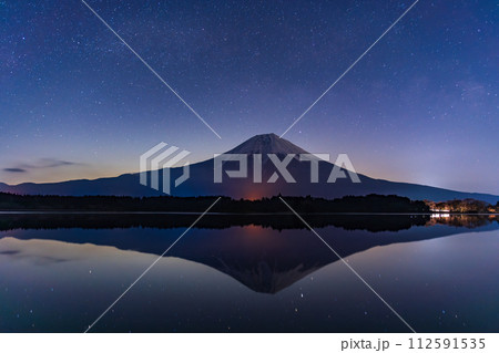 （静岡県）深夜の田貫湖から望む富士山 112591535