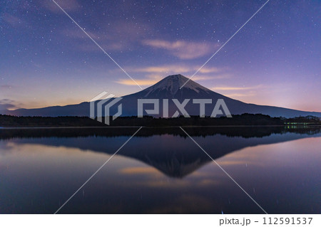 （静岡県）深夜の田貫湖から望む富士山 112591537