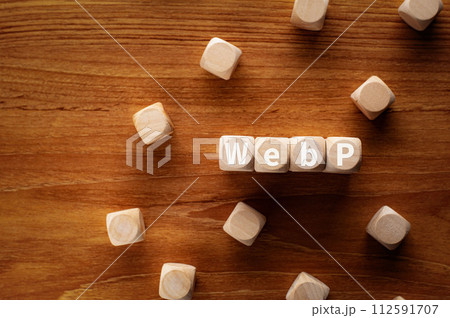Webpという単語のある木製の立方体があります。目を引く画像です。 Webpという単語のある木製の立方体があります。目を引く画像です。 112591707
