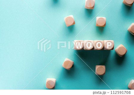 woopという言葉のある木製の立方体があります。それは、目を引くイメージとしての願い、結果、障害、計 woopという言葉のある木製の立方体があります。それは、目を引くイメージとしての願い、結果、障害、計 112591708