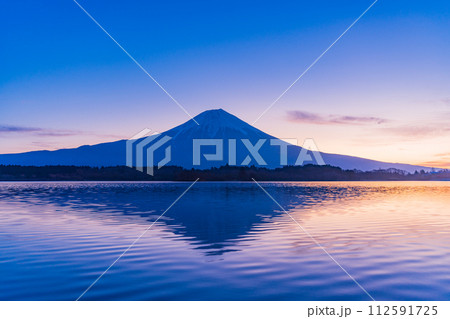 （静岡県）夜明け前の田貫湖から望む富士山 112591725