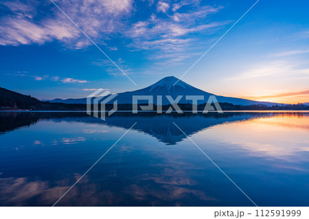 （静岡県）夜明けの田貫湖から望む富士山 112591999